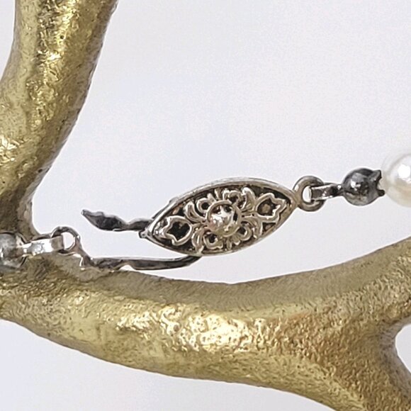 Vintage 16 Inch Faux Pearl Necklace With Ornate Clasp possibly silver. - Picture 11 of 12